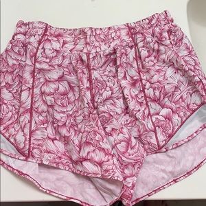 lululemon athletica Shorts - Lululemon Hotty Hot shorts, size 8, 4 INCH lululemon athletica Shorts - Lululemon Hotty Hot shorts, size 8, 4 INCH